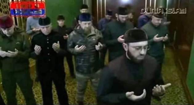 Presiden Chechnya, Ramzan Kadyrov tepat berdiri dibelakang Imam sholat - SUARAPANTAU.COM