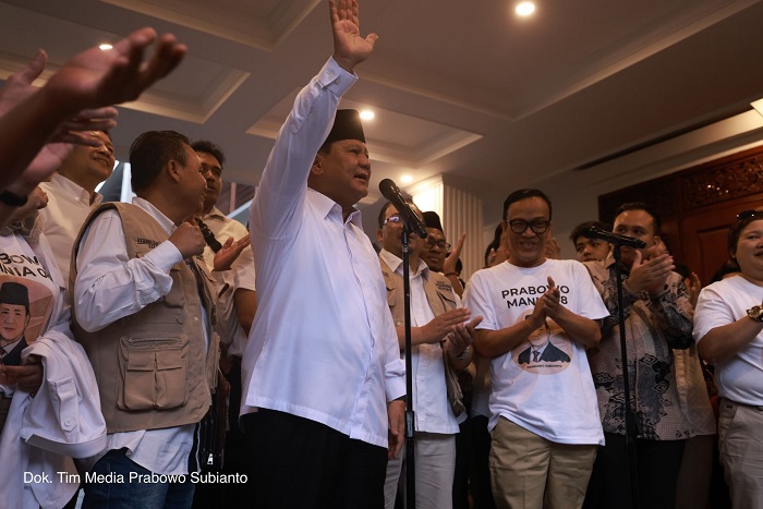 Prabowo Subianto bersama relawan Jokowi Mania menyapa wartawan (16/2/2023). Suarapantau.com