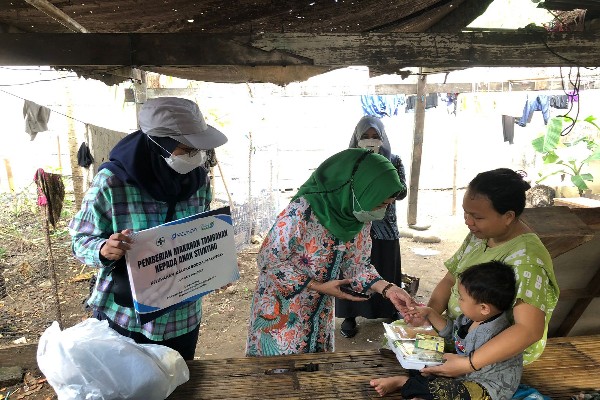 Pelindo Bersama Socialimpact.id Beri Makanan Tambahan untuk Anak Stunting di Kelurahan Kaluku Bodoa