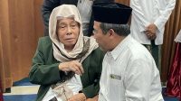 Gus Mahasin Sungkem Kepada Pimpinan Ponpes Alfalah KH Nurul Huda Djazuli (Gus Da) Saat Hadiri Haul Ponpes Alfalah