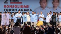 Antusias ribuan massa menyambut calon presiden Koalisi Indonesia Maju (KIM), Prabowo Subianto di Tasikmalaya, Jawa Barat (2/12/2023)