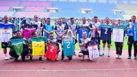 Pj Wali Kota Bekasi Raden Gani Muhamad dan beberapa ASN Kota Bekasi pamer jersey nomor dua di Stadion Patriot Candrabhaga Kota Bekasi