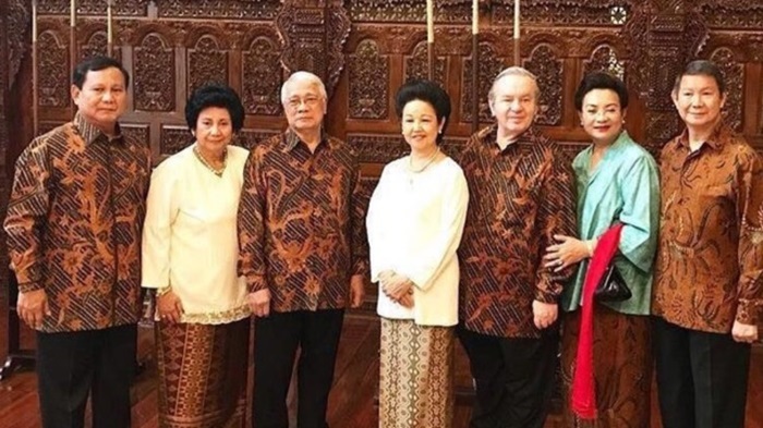 Foto Maryani Djojohadikusumo bersama Prabowo Subianto dan keluarga