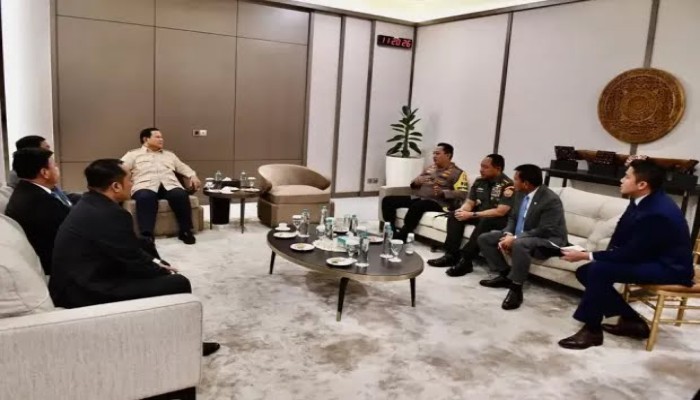tiba-di-tanah-air-prabowo-langsung-gelar-rapat-terbatas-bahas-nataru-dan-bencana-rjy_copy_700x400
